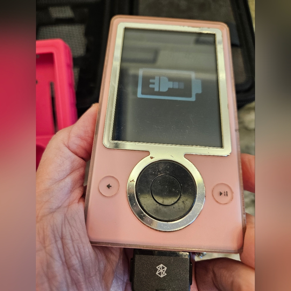 Microsoft Zune Limited Edition W Zune Dock Pack and Case - Picture 6 of 16